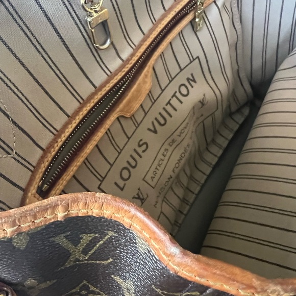 Louis Vuitton Neverfull MM - Picture 9 of 11